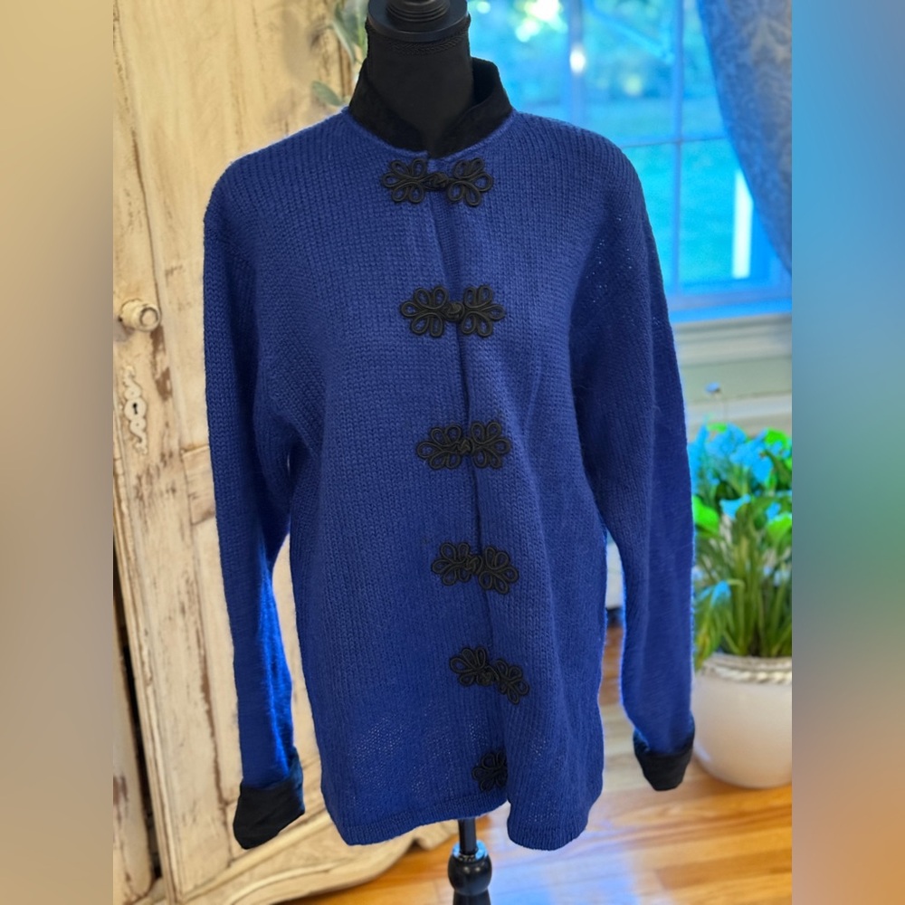 Vintage cozy Mohair cardigan w/frog closure fasteners. Velvet cuffs/collar.